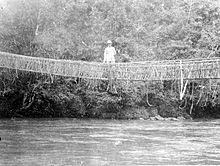 COLLECTIE TROPENMUSEUM Een Europeaan staat op een rotanbrug in het Mamasa-gebied Toradjalanden Celebes TMnr 10007591.jpg
