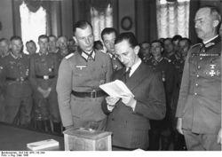 Bundesarchiv Bild 146-1978-118-24A, Joseph Goebbels bei Empfang.jpg