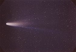 A color image of comet Halley, shown flying to the left aligned flat against the sky