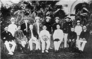 Sun Yat Sen together with the members of the Singapore Branch of Tongmen Hui.png