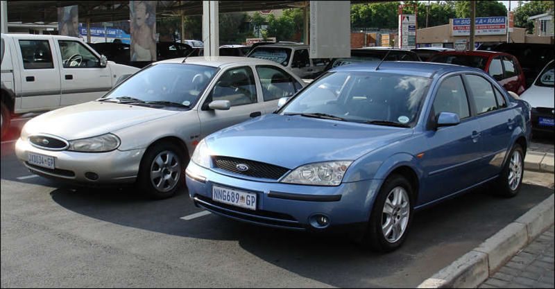 A 1999 Mk2 Mondeo alongside a pre2003 facelift 2002 Mk3 Mondeo