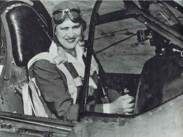 Jacqueline_Cochran_in_a_Curtiss_P-40_War