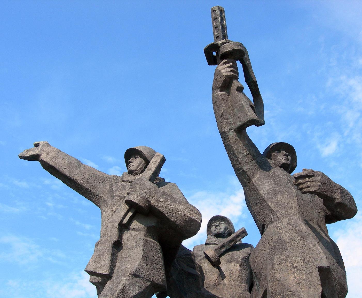 http://en.academic.ru/pictures/enwiki/82/Riga.sovietarmy.statue.jpg