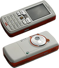 Sony Ericsson W800 (Smooth White), front and back.jpg