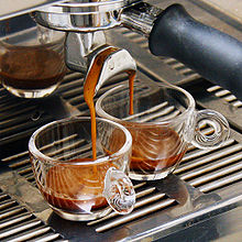 The closable pressure container has a dual outlet to dispense espresso into two cups simultaneously.
