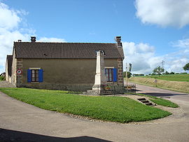 Coussegray monument au mort mai 2008.JPG
