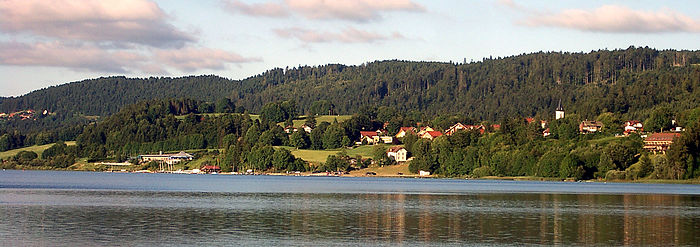 Photographie de Malbuisson, vu depuis la rive gauche du lac de Saint-Point